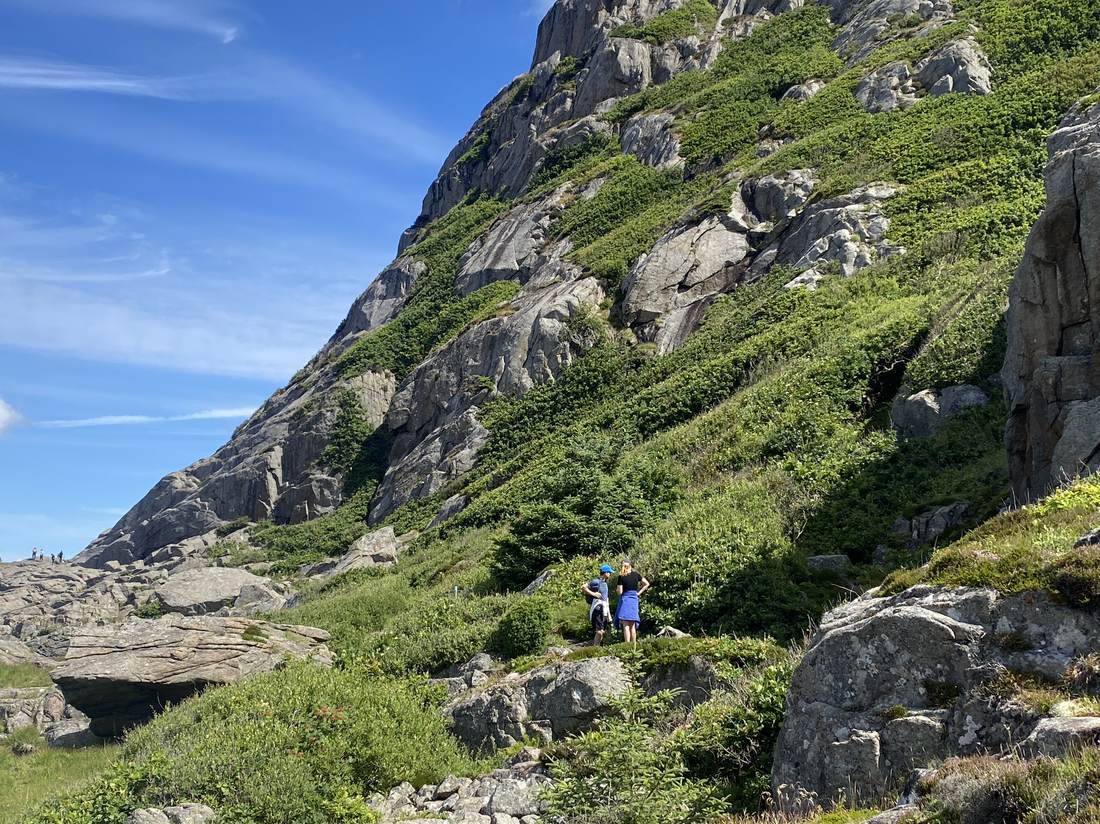 Familie på tur i fjellterreng på Lista